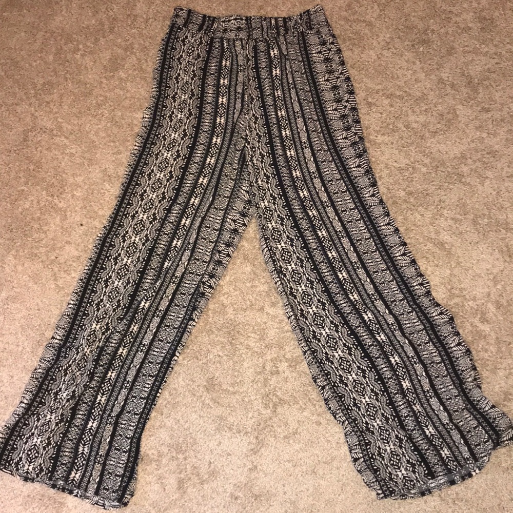 BLACK AND WHITE FLOWY PANTS